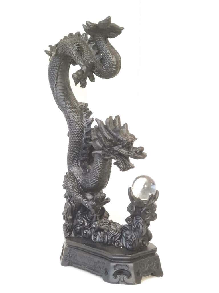 Dragon asiatique avec boule de cristal