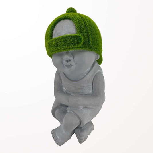 Figurine petit garçon déco portant une casquette