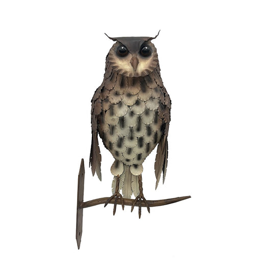 Hibou debout sur une branche en métal