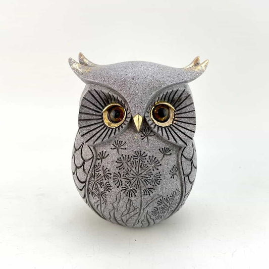 Hibou gris avec les yeux or en résine