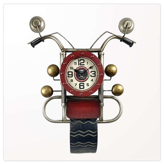 Horloge en métal devant moto