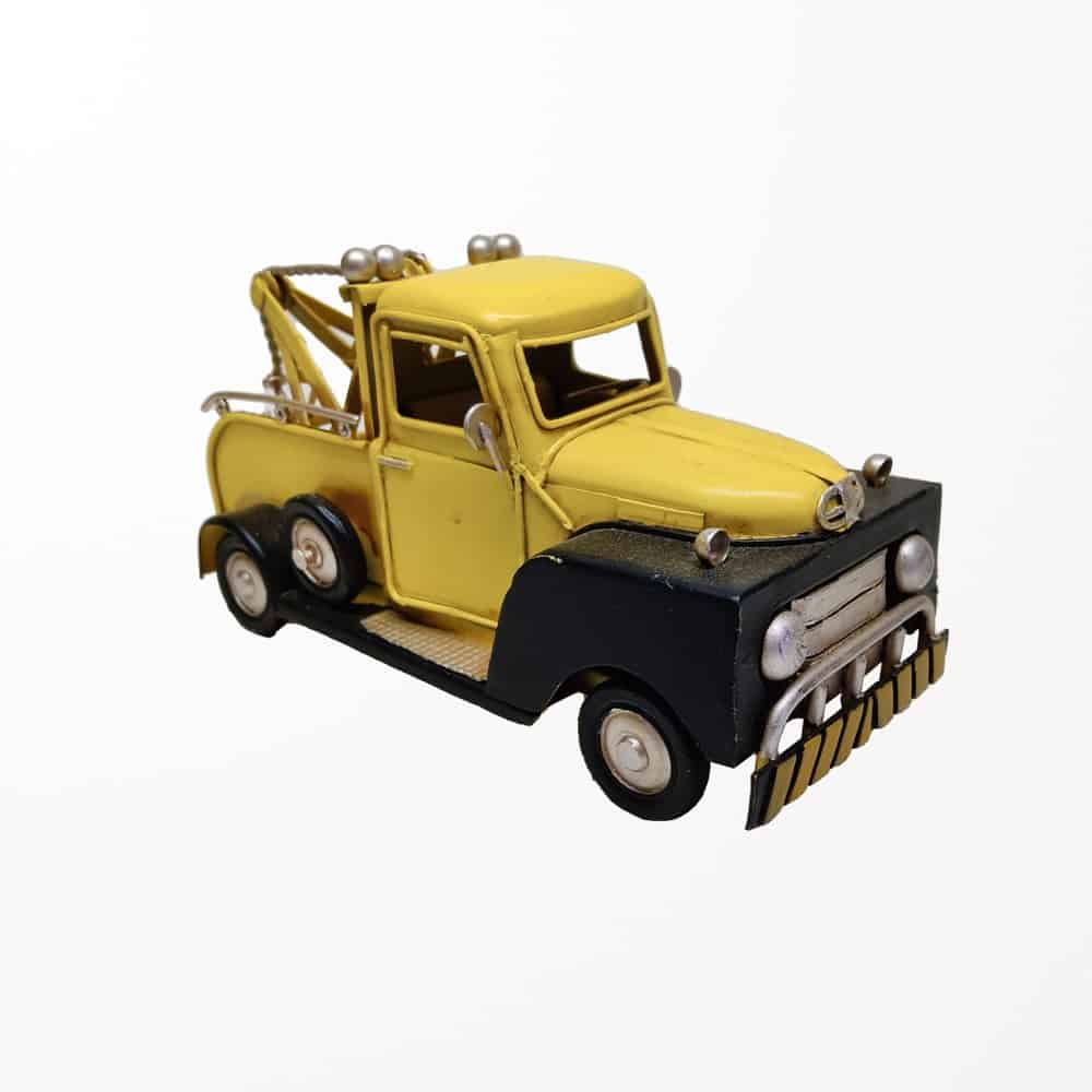 Remorqueuse jaune en métal vintage