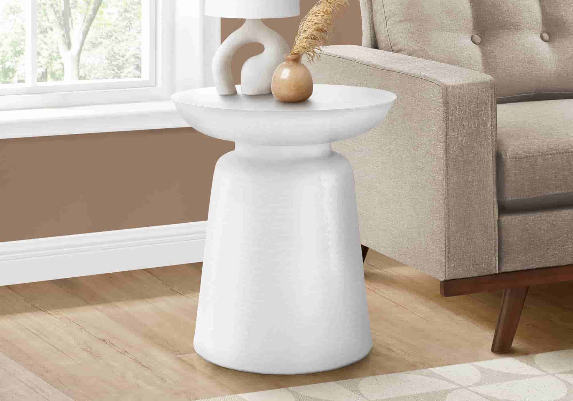 Table d'appoint en métal blanc